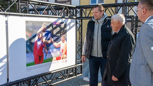 Specjalna wystawa na Rynku Kościuszki. Przedstawia białostockich olimpijczyków