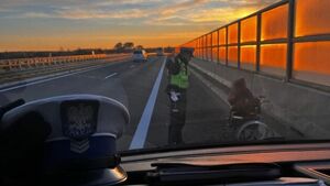 Jechał na wózku inwalidzkim po ekspresówce. Policjanci ukrócili tę przejażdzkę