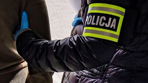 Pościg za agresywnym 45-latkiem. Uszkodził taksówkę i zaatakował kierowcę
