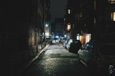 Szła nocą, ubrana jedynie w piżamę. Policjanci szybko zareagowali