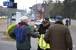 Rozdają odblaski przy cmentarzach. Wszystko po to, aby zapobiec tragedii