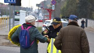 Rozdają odblaski przy cmentarzach. Wszystko po to, aby zapobiec tragedii
