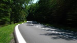Jechał 129 km/h przez obszar zabudowany. 2000 złotych mandatu dla pirata drogowego