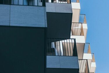 O krok od tragedii w centrum miasta. Mężczyzna chciał skoczyć z balkonu