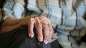 Domowa awantura ujawniła piekło. Zatrzymano mężczyznę, który od dawna znęcał się nad matką