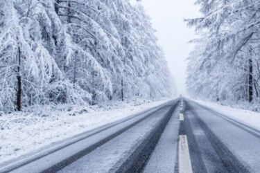 Śnieg zaskoczył kierowców. Wiele kolizji w regionie. IMGW ostrzega 