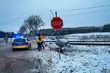 Wypadek na przejeździe kolejowym. Nietrzeźwy kierowca zderzył się z pociągiem