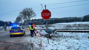 Wypadek na przejeździe kolejowym. Nietrzeźwy kierowca zderzył się z pociągiem