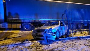 Uciekał, bo prowadził po alkoholu. Podróż zakończył na ogrodzeniu