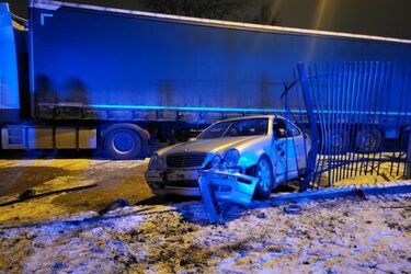 Uciekał, bo prowadził po alkoholu. Podróż zakończył na ogrodzeniu