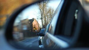 17-latek uciekał przed policją. Jazdę zakończył wjeżdżając w garaż