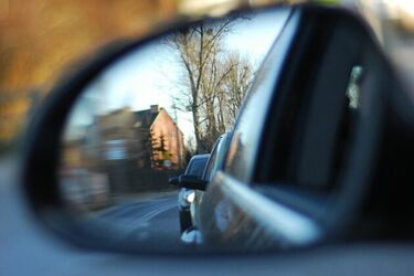 17-latek uciekał przed policją. Jazdę zakończył wjeżdżając w garaż