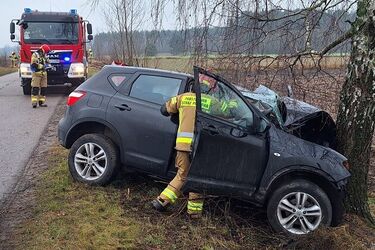 Tragedia w Wigilię. Kierowca uderzył w drzewo, nie żyje 