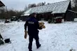 Dzielnicowi pomogli schorowanej 85-latce. Szybka interwencja uratowała ją przed zimą