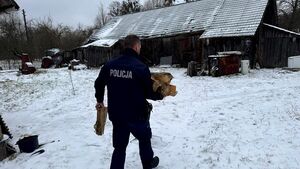 Dzielnicowi pomogli schorowanej 85-latce. Szybka interwencja uratowała ją przed zimą