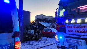 Z budynku wydobywał się dym. Policjanci weszli tam bez wahania