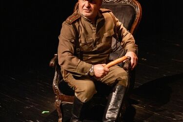 Teatralne hity powracają na scenę. Zobacz spektakle, które zdobyły serca widzów!