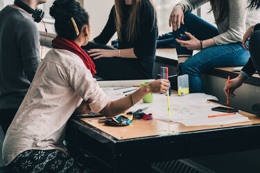 "Barometr zawodów 2025". W tych branżach pracownicy będą mogli przebierać w ofertach