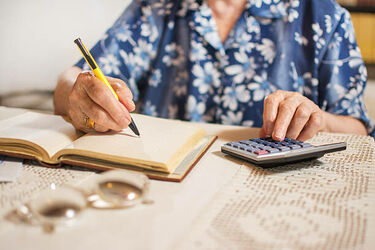 Chciała inwestować w akcje koncernu paliwowego. Straciła spore oszczędności