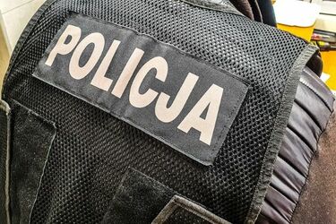 Pijany kierowca pojechał samochodem do sklepu. Po więcej alkoholu