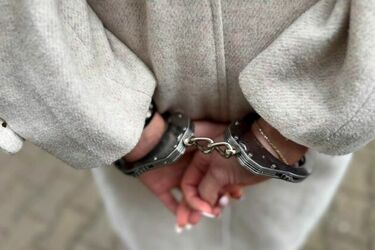 Zaatakowała partnera nożem. Opiekowała się nim, a następnie uciekła z mieszkania 