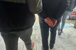 Policjanci uratowali mężczyznę z zadymionego mieszkania. Okazał się poszukiwany