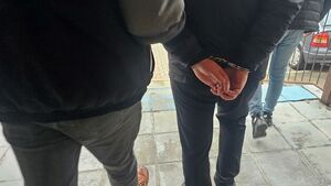 Policjanci uratowali mężczyznę z zadymionego mieszkania. Okazał się poszukiwany