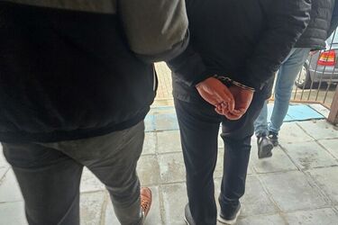 Policjanci uratowali mężczyznę z zadymionego mieszkania. Okazał się poszukiwany
