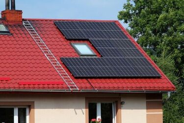 Jak zadbać o bezpieczeństwo i montaż paneli fotowoltaicznych oraz pomp ciepła? UDT radzi