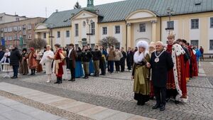 Miejska studniówka na Rynku Kościuszki. Uczniowie zatańczyli poloneza [ZDJĘCIA]           