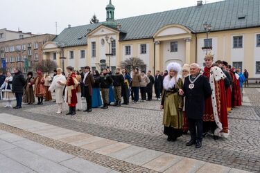Miejska studniówka na Rynku Kościuszki. Uczniowie zatańczyli poloneza [ZDJĘCIA]           