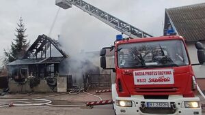 Pożar drewnianego domu w Wasilkowie. Trwa dogaszanie