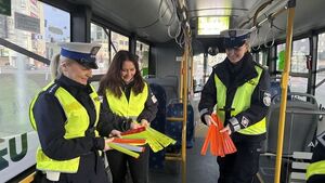 Bądź widoczny, bądź bezpieczny! Darmowe odblaski dla pasażerów PKS NOVA