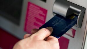 ZUS coraz częściej wysyła pieniądze na konta. Emeryci też korzystają z tej opcji