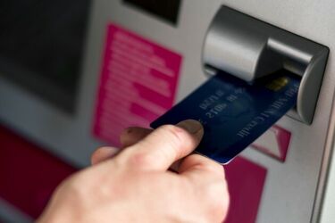 ZUS coraz częściej wysyła pieniądze na konta. Emeryci też korzystają z tej opcji