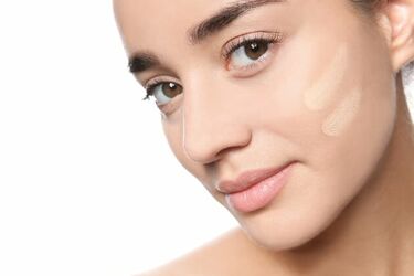 Czy podkład powinien być ciemniejszy od cery?