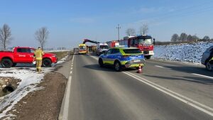 Zderzenie ciężarówki z busem w Sokołach. Jedna osoba nie żyje