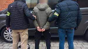 Metodą "na wnuczka" wyłudził 100 tys. dolarów od seniorki. Zatrzymano 25-latka