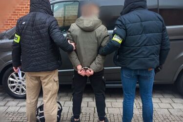 Metodą "na wnuczka" wyłudził 100 tys. dolarów od seniorki. Zatrzymano 25-latka