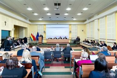Nowa komisja, więcej pieniędzy i kontrowersje wokół PKS Suwałki – burzliwa sesja sejmiku