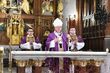 Katolicy rozpoczynają Wielki Post. Liturgia Środy Popielcowej w białostockiej katedrze