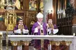 Katolicy rozpoczynają Wielki Post. Liturgia Środy Popielcowej w białostockiej katedrze