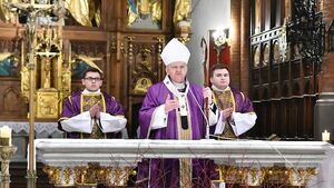 Katolicy rozpoczynają Wielki Post. Liturgia Środy Popielcowej w białostockiej katedrze