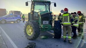 Wypadek w Krasnopolu. Ciągnik rolniczy zderzył się z samochodem dostawczym