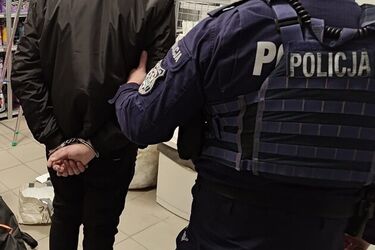 33-latek zatrzymany za kradzieże w białostockich drogeriach. Miał przy sobie marihuanę