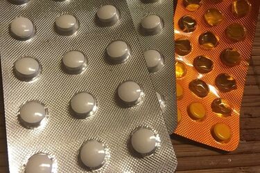 Sprzedawali narkotyki i psychotropy przez internet. Wysyłali je paczkomatami