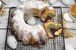 Kolorowa babka z białek. Prosty przepis na efektowne ciasto nie tylko na święta