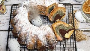 Kolorowa babka z białek. Prosty przepis na efektowne ciasto nie tylko na święta