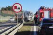 Wypadek w Jurowcach. Ciężarówka uderzyła w bariery