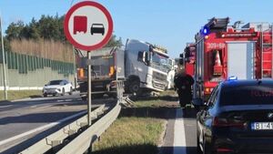 Wypadek w Jurowcach. Ciężarówka uderzyła w bariery